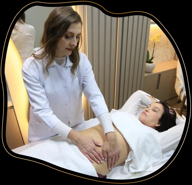Drenagem linfática manual em sessão de fisioterapia pós-operatória